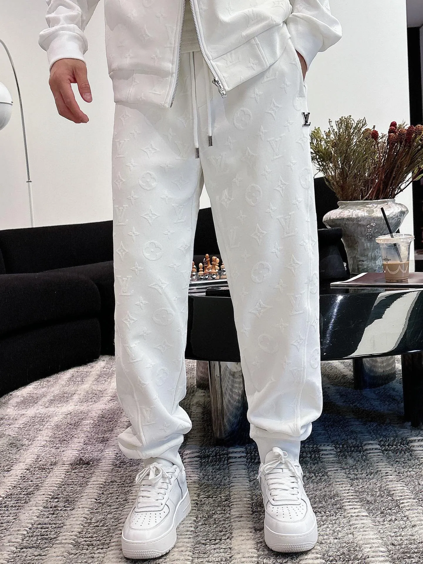 🅿️720 [LV Louis Vuitton] hot-selling suit is coming. Focus on the original version of the official website. 2025 new hot-selling cardigan and sweatshirt suit. The original order is the best. 🇭🇰The meticulous work of top designers. It has a fitting and perfect upper body effect. All-natural high-quality Tencel Roman cotton 100%, close-fitting comfort, noble and elegant! Original hardware embodies elegance and nobility! Counter size: M-3XL (maximum wear up to 190 pounds)